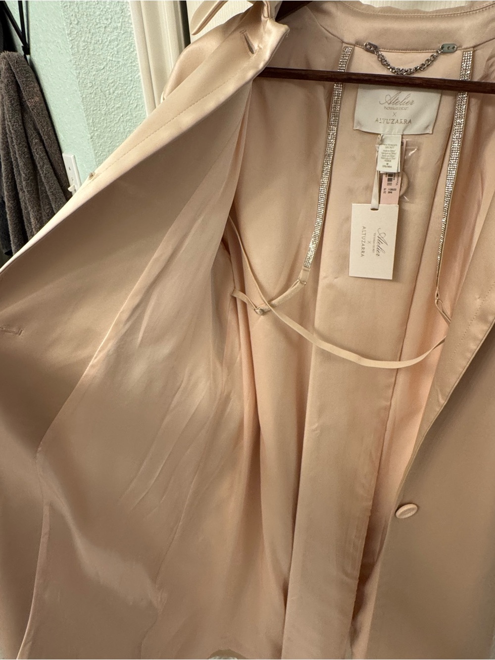Victoria's Secret, Atelier collection, Blush Cream Trench Coat with Belt. - Picture 7 of 10